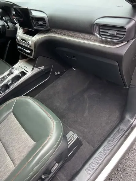 Dashboard and front seats of an SUV